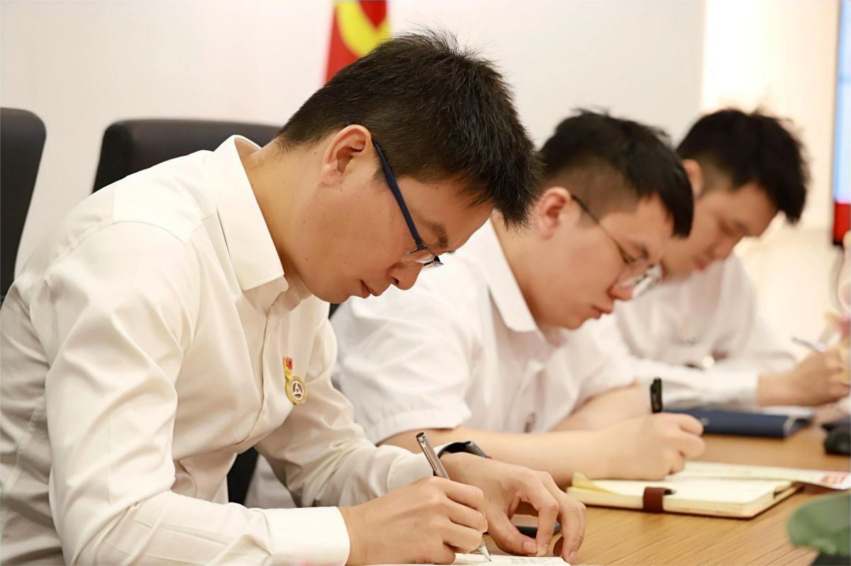 向党学智慧